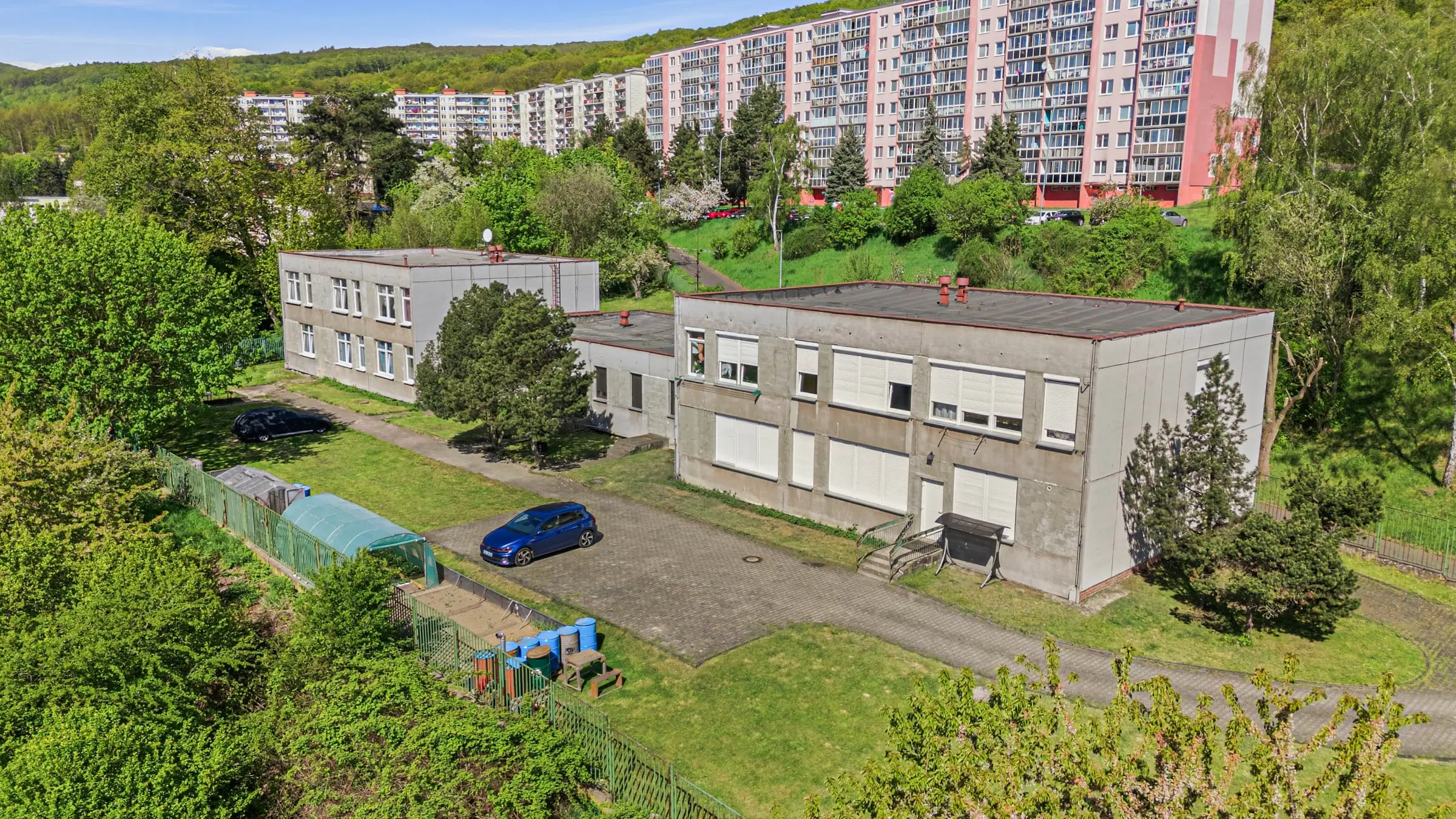 Budovy ubytovny z dronu a zpevněná plocha pro parkování v areálu